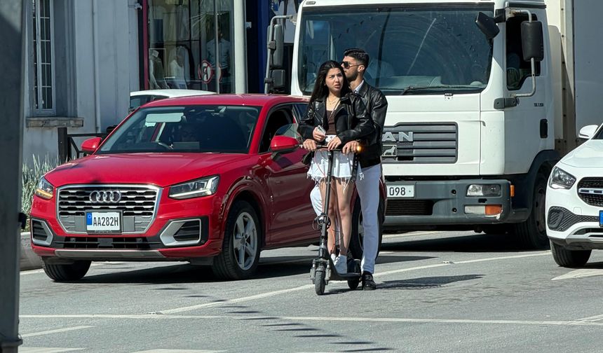 Lefkoşa’da trafikte aşk ve sevgi görüntüsü viral oldu