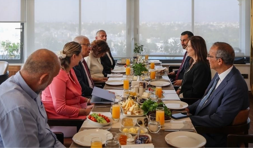 İncirli, gazetecilerle bir araya geldi: Toplumun tüm kesimleriyle birlikte yöneteceğiz