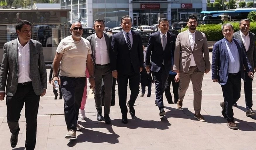 CHP'de olağanüstü kurultay için 833 imza genel merkeze teslim edildi