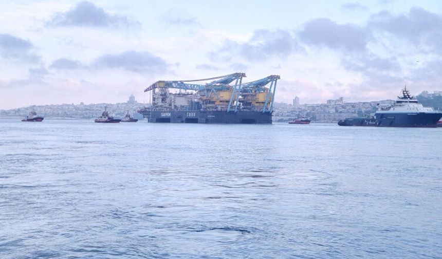 Dev vinç gemisi İstanbul Boğazı'nda