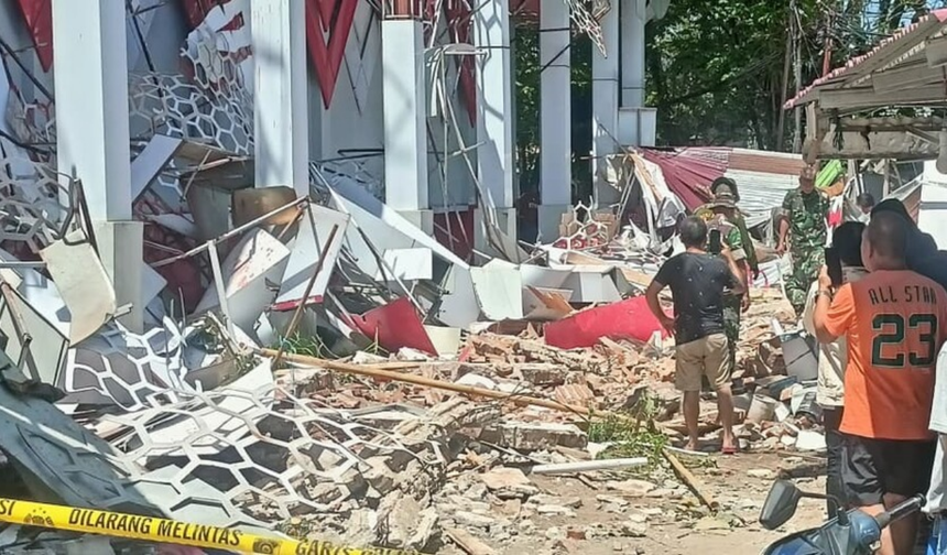 Endonezya’da Deprem Can Aldı