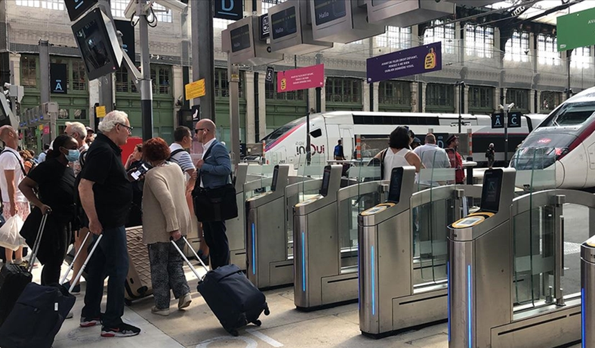 Fransa'da iş koşullarının iyileştirilmesini isteyen demir yolu çalışanları greve gitti