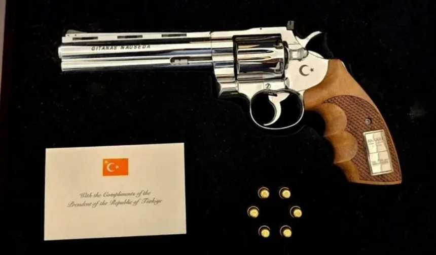 Recep Tayyip Erdoğan, NATO liderlerine tabanca hediye etti