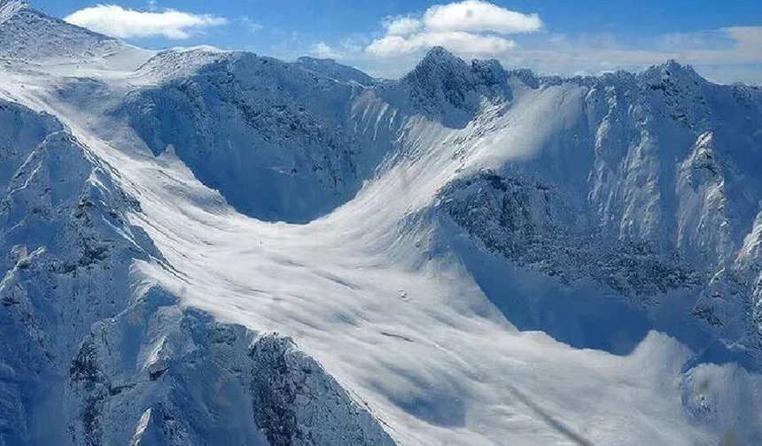 Pakistan'da çığ düşmesi sonucu kaybolan 10 dağcıdan 4'ünün cansız bedenine ulaşıldı