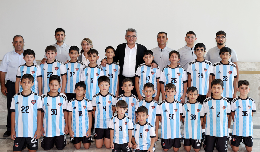 Cumhurbaşkanı Erhürman, Alayköy Gençlik ve Spor Kulübü heyetini kabul etti