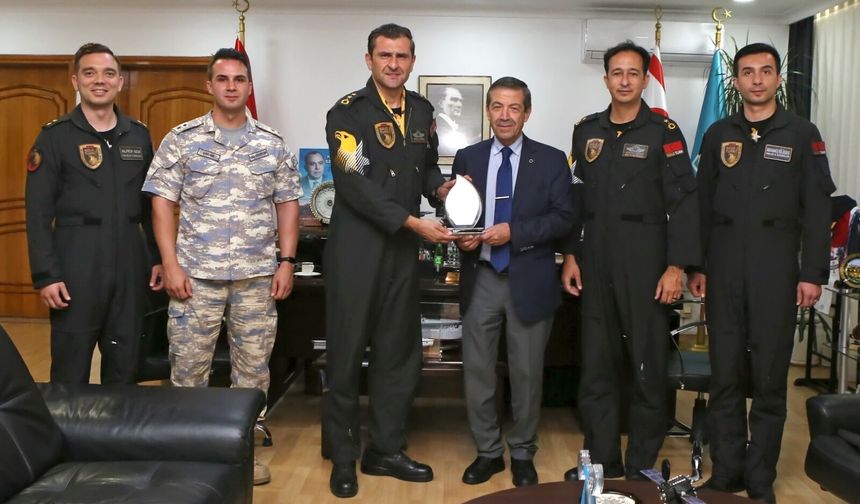Dışişleri Bakanı Ertuğruloğlu, SOLOTÜRK pilotlarını kabul etti