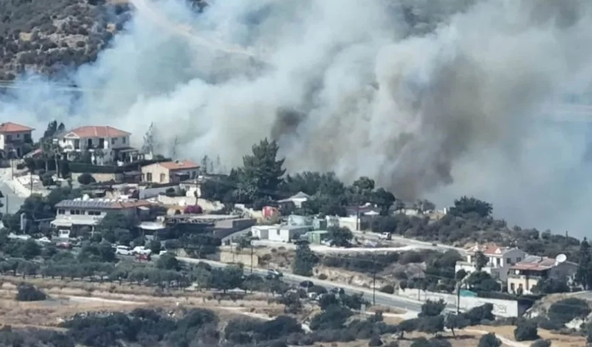 Bafra-Limasol otoyolunda yangın: Yol ulaşıma kapatıldı, ardından yeniden açıldı