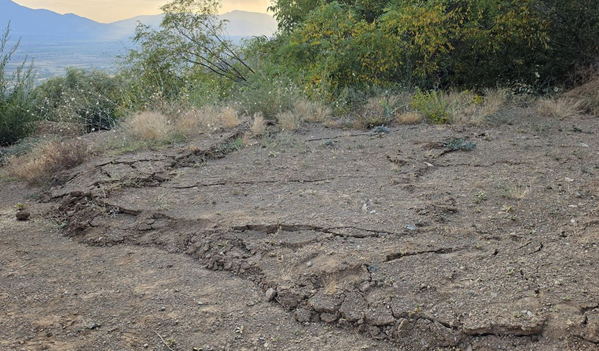 Erzincan'da heyelan alarmı: 6 bağ evi tahliye edildi