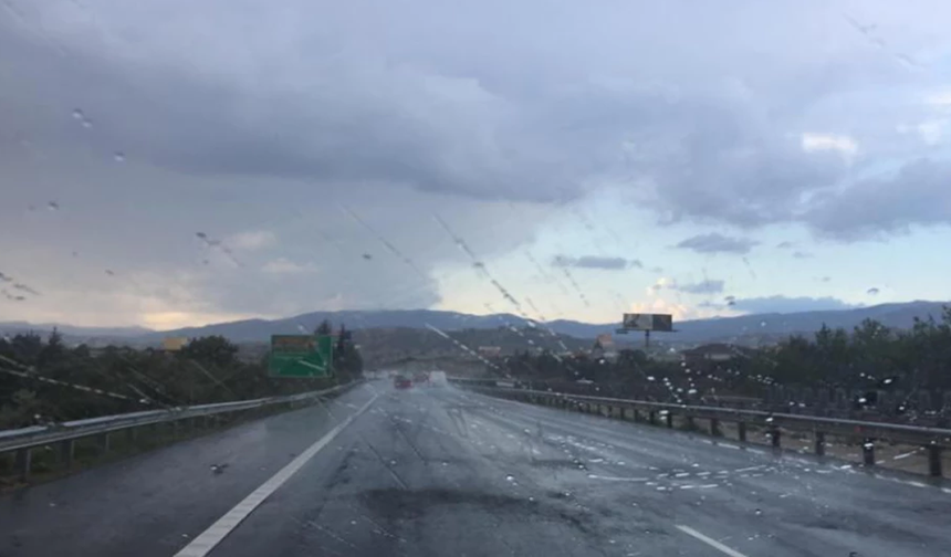Rum polisi şiddetli yağış nedeniyle Lefkoşa-Limasol otoyolundaki sürücüleri uyardı