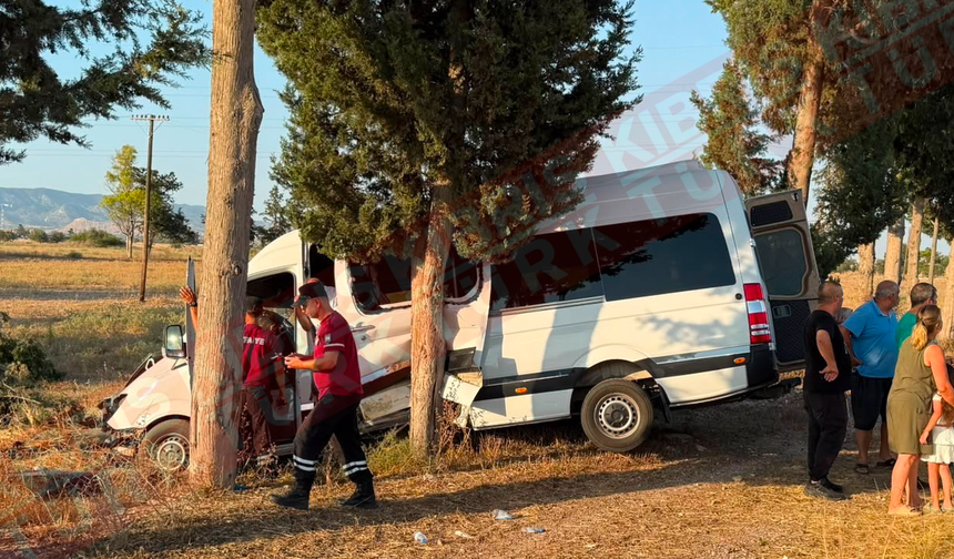 Geçitkale'de Minibüs Servi Ağaçlarına Çarptı: 5 Kişi Yaralandı