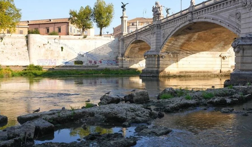 Roma'da kuraklık nedeniyle sular çekildi, 2 bin yıllık tarih gün yüzüne çıktı
