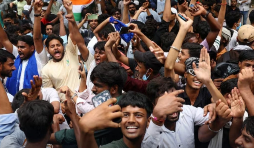 Hindistan’da öğrenciler sokağa çıktı