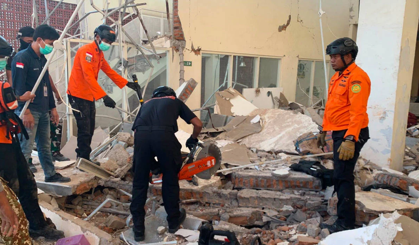 Endonezya’da 7,7’lik Deprem de en Az 51 Can Kaybı