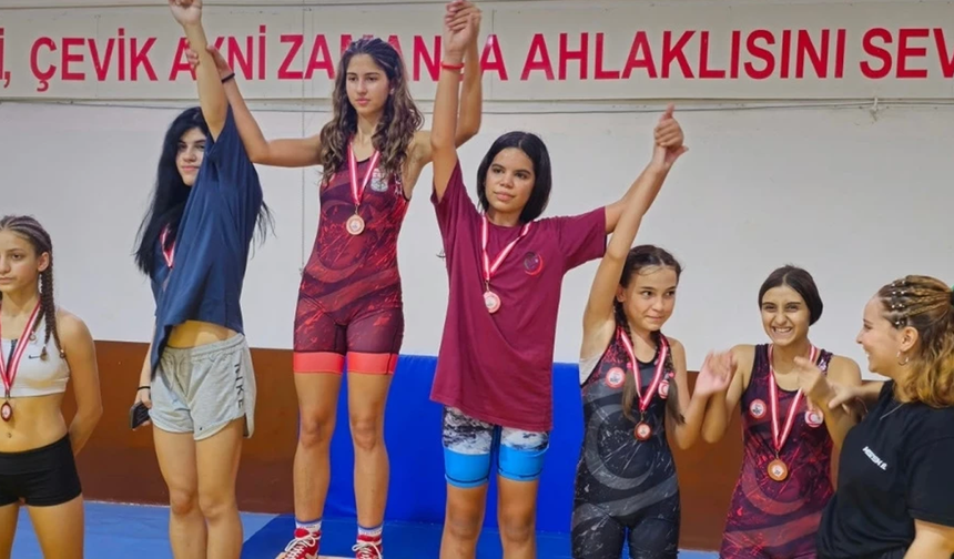 Bayanlar Serbest Güreş Şampiyonası’nda kulüplerin şampiyonluk yarışı nefes kesti
