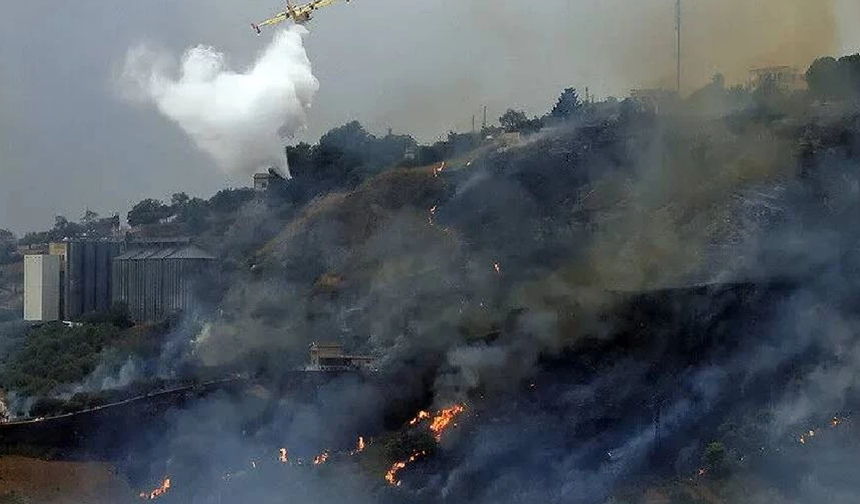 İtalya'nın Sicilya Adası'ndaki orman yangını Taormina yakınlarındaki bazı evleri tehdit ediyor
