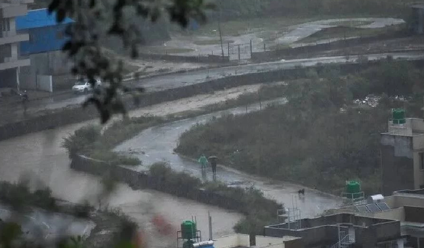 Nepal'de şiddetli yağışlar sebebiyle 25 bölgede ana yollar kapandı