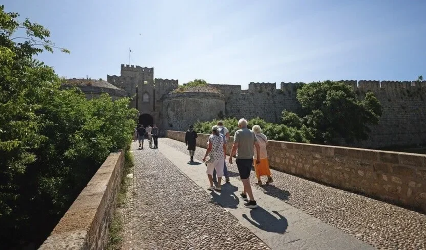Yunanistan'ın turistik Rodos Adası'nda yüzlerce gastroenterit vakası görüldü