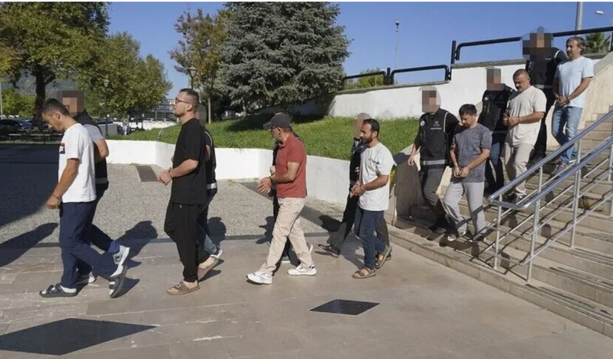 Muğla'da teknede yakalanan 9 FETÖ şüphelisi ile kaptan adliyeye sevk edildi