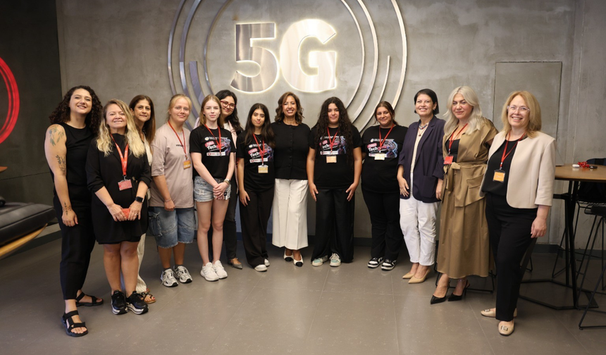 DAÜ-TechGirls Kazananları Vodafone Türkiye Teknoloji Ekibini Ziyaret Etti