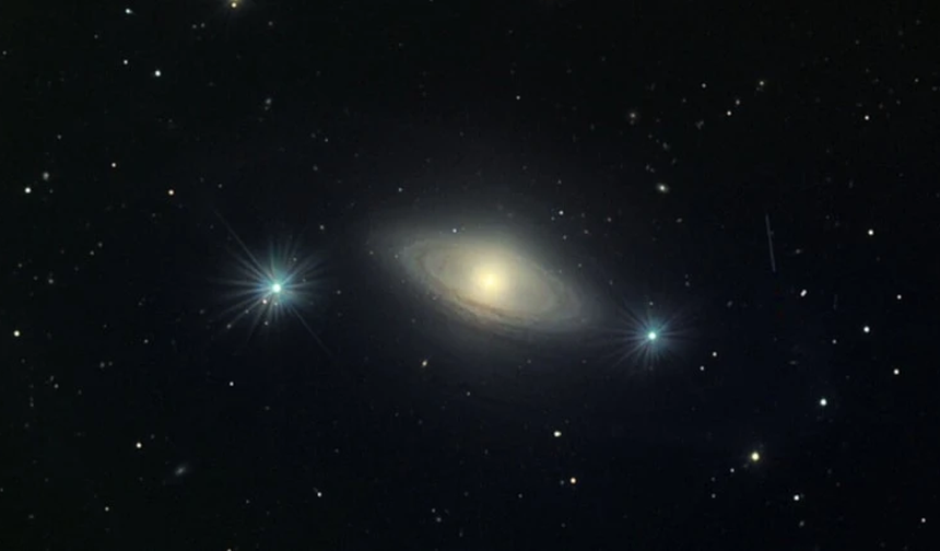 Hubble teleskobu, merkezi yana doğru dönen tuhaf bir galaksi tespit etti