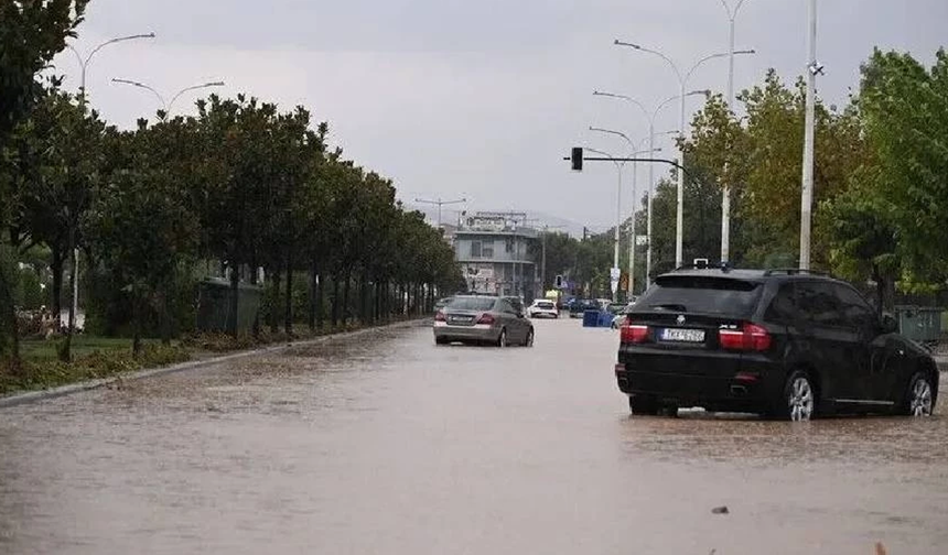 Yunanistan'da sel nedeniyle 1 kişi hayatını kaybetti, Eğriboz Adası'nda bir bölge tahliye edildi