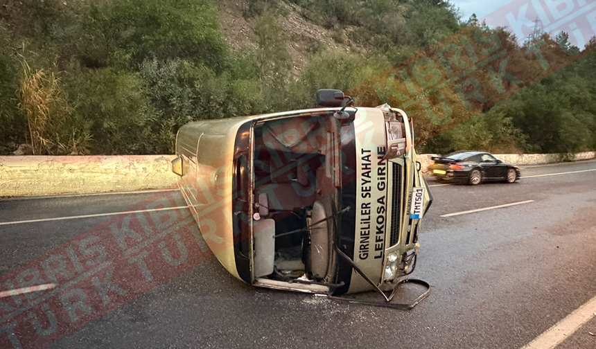 Ciklos Mevkiinde Trafik Kazası: Minibüs Devrildi, 2 Yaralı