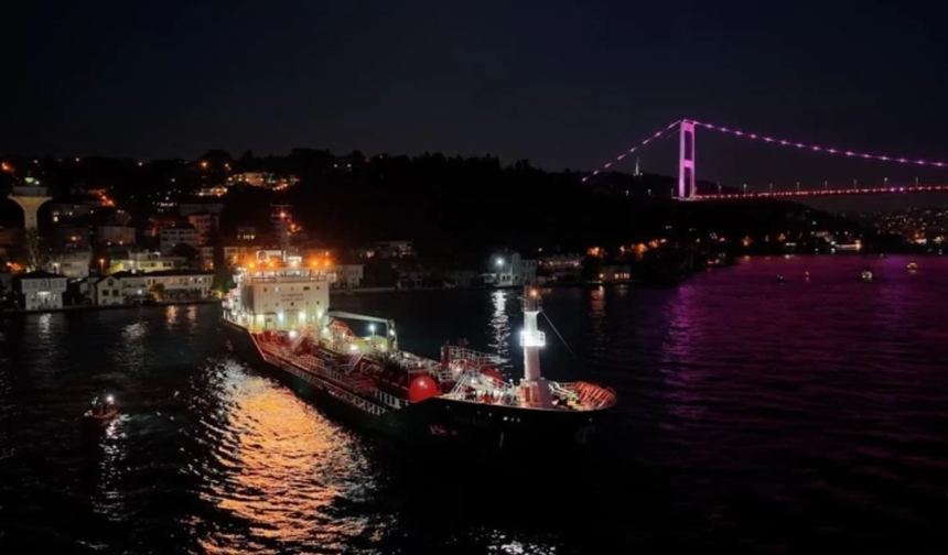 İstanbul Boğazı’nda facianın eşiğinden dönüldü! Metreler kala durabildi