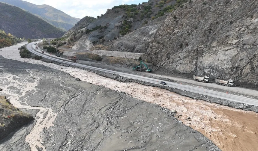 Erzincan-Erzurum kara yolundaki heyelan ve ekiplerin çalışması dronla görüntülendi