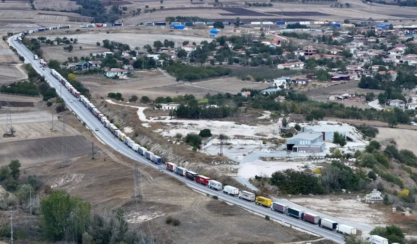 Hamzabeyli Sınır Kapısı'nda 27 kilometrelik tır kuyruğu oluştu
