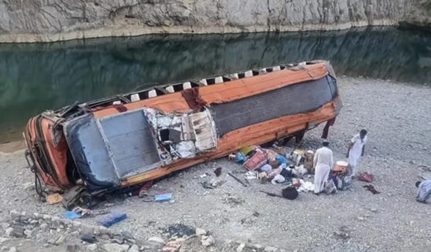 Pakistan'da otobüs kazası: 10 ölü, 32 yaralı