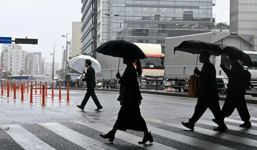 Japonya'nın güneyine yaklaşan Champi Tayfunu nedeniyle şiddetli yağış ve rüzgar uyarısı yapıldı