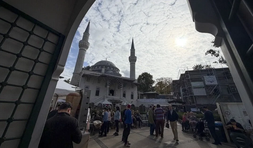 Almanya’da Camiler Ziyaretçilere Kapılarını Açtı