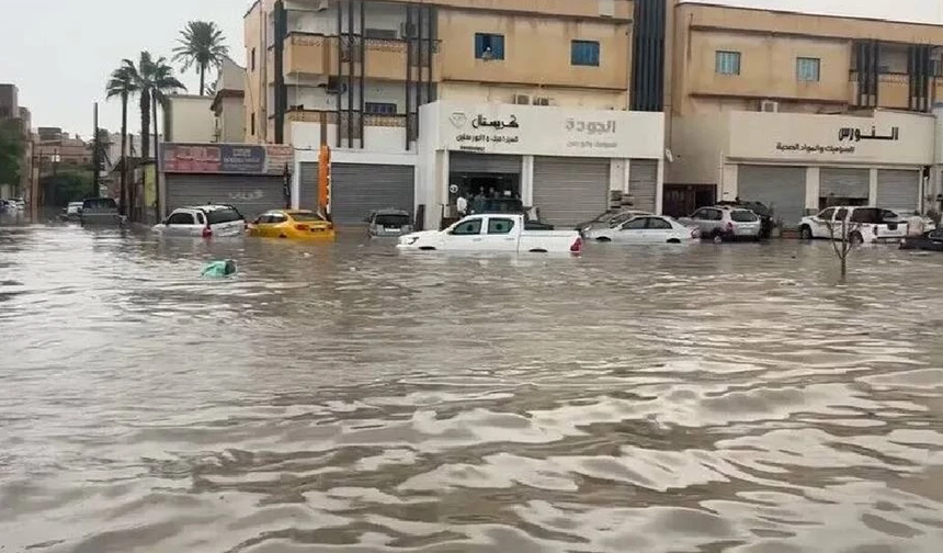 Libya’nın başkenti Trablus’ta şiddetli yağmur nedeniyle yol ve caddeleri su bastı