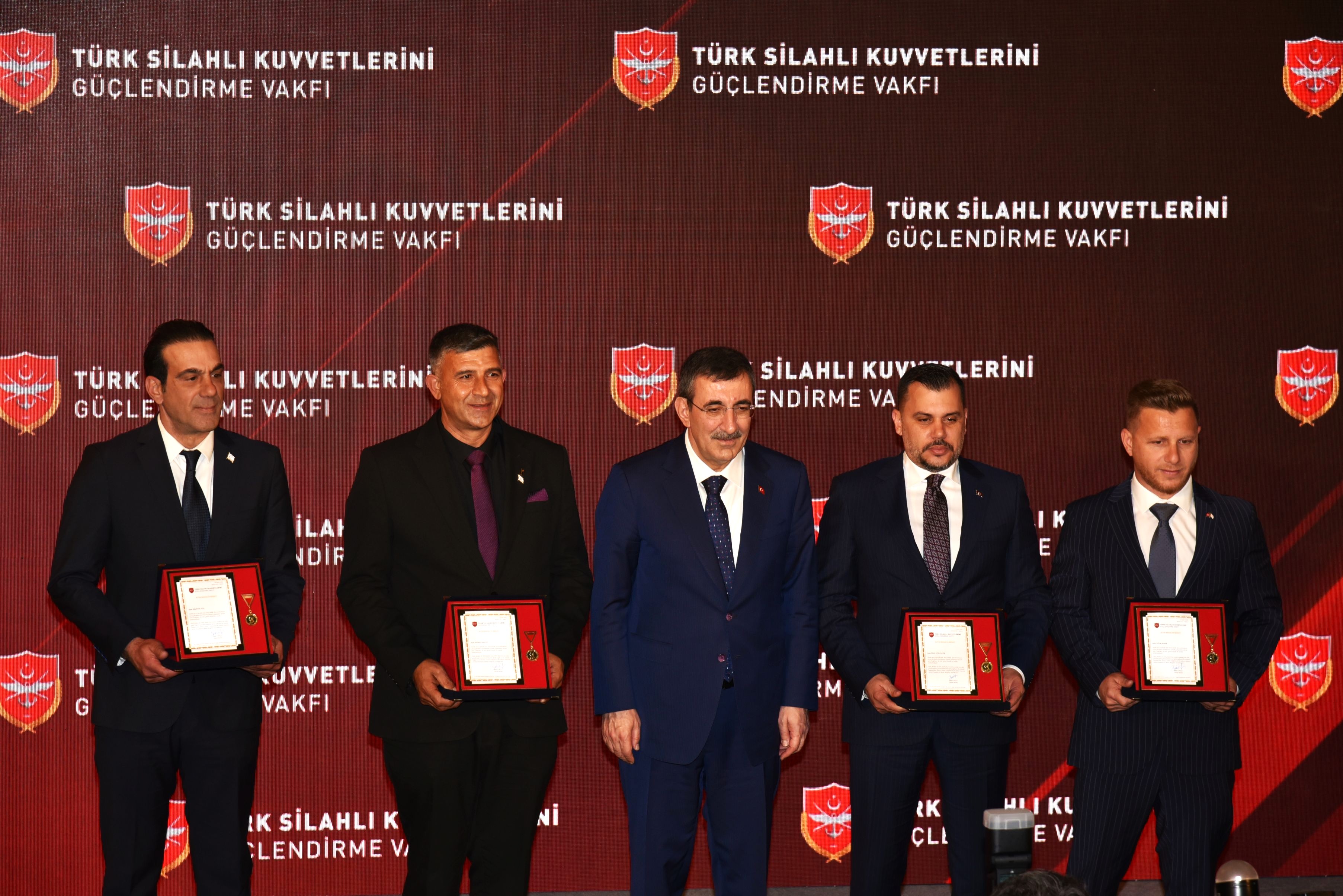1744283029621Ödül Töreni̇ Ti̇m (1)