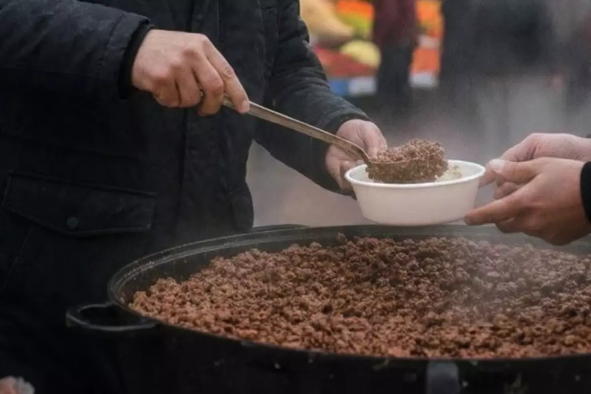 Cuma Namazi Cikisi Cemaate Domuz Kavurmasi 19436100 1878 Amp