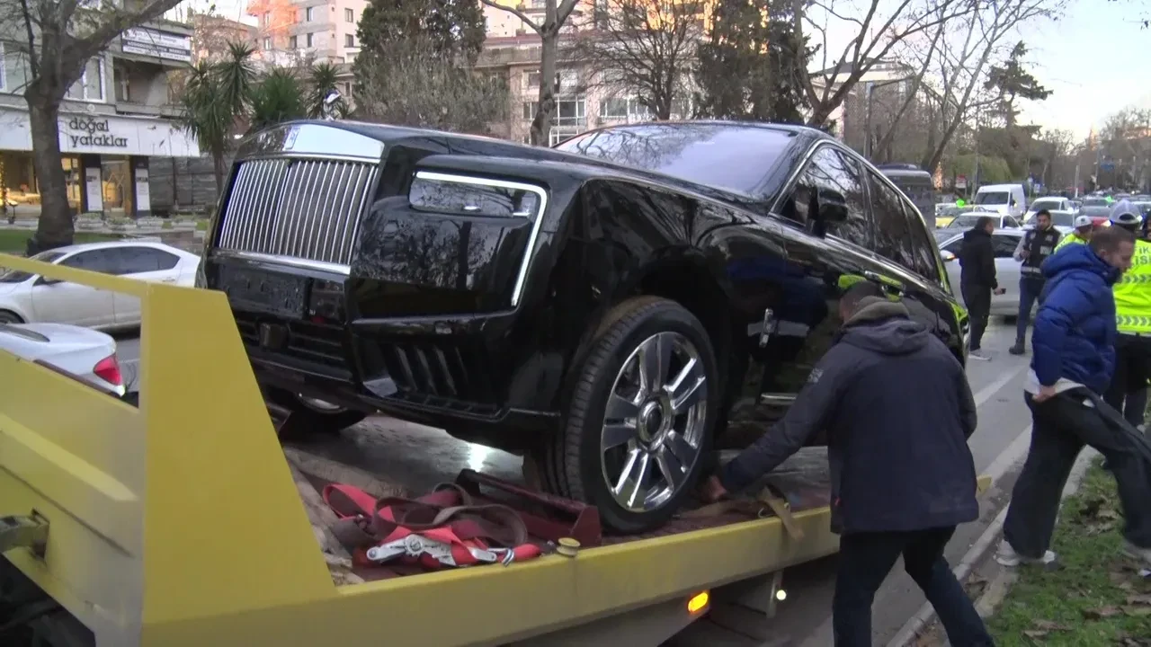 Kadikoydeki Luks Galeriye Polis Operasyon Yapti Araclar Tek Tek Cikarildi Vurgun Yapi 3274307 202601022106 4