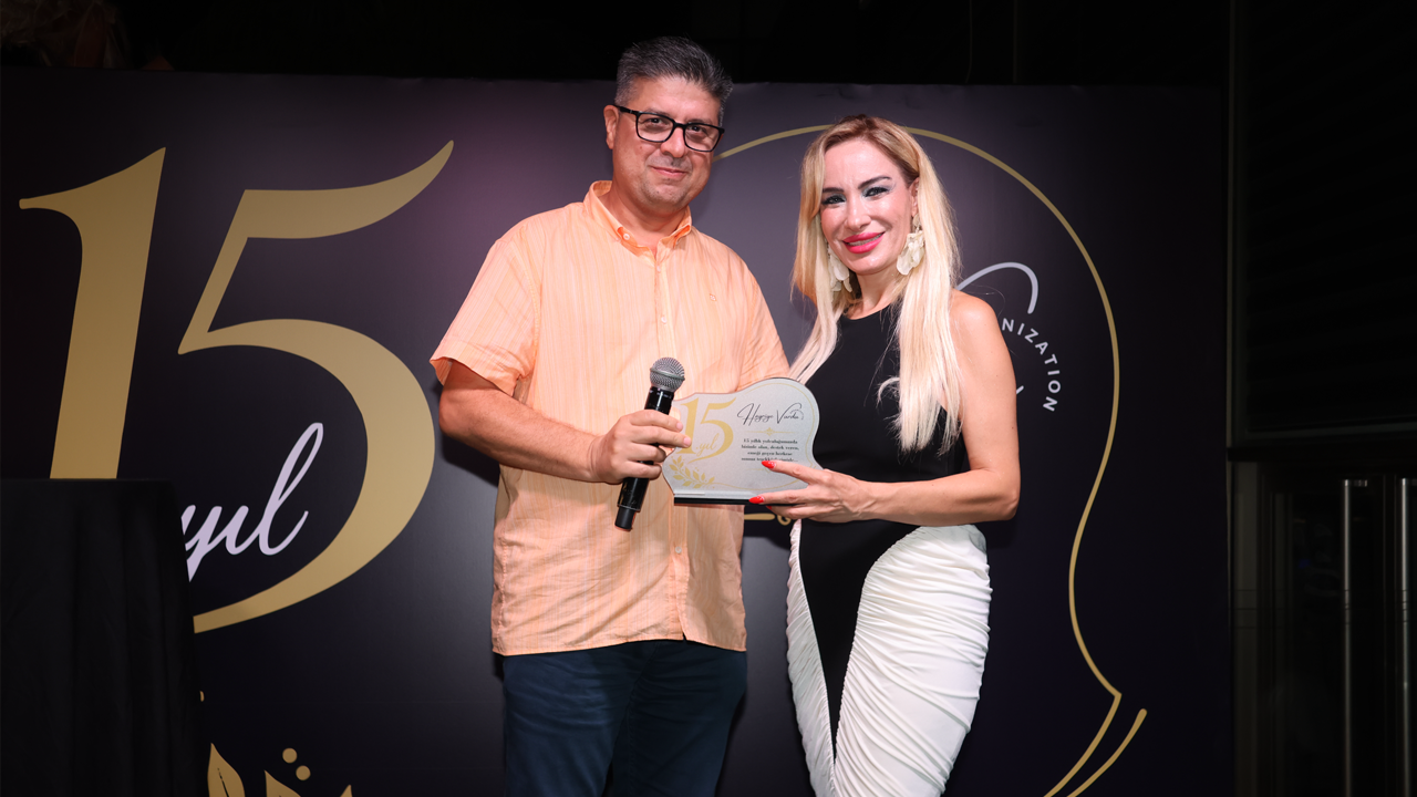 Hayriye Vurdu’dan Kıbrıs Türk Haber’e Plaket
