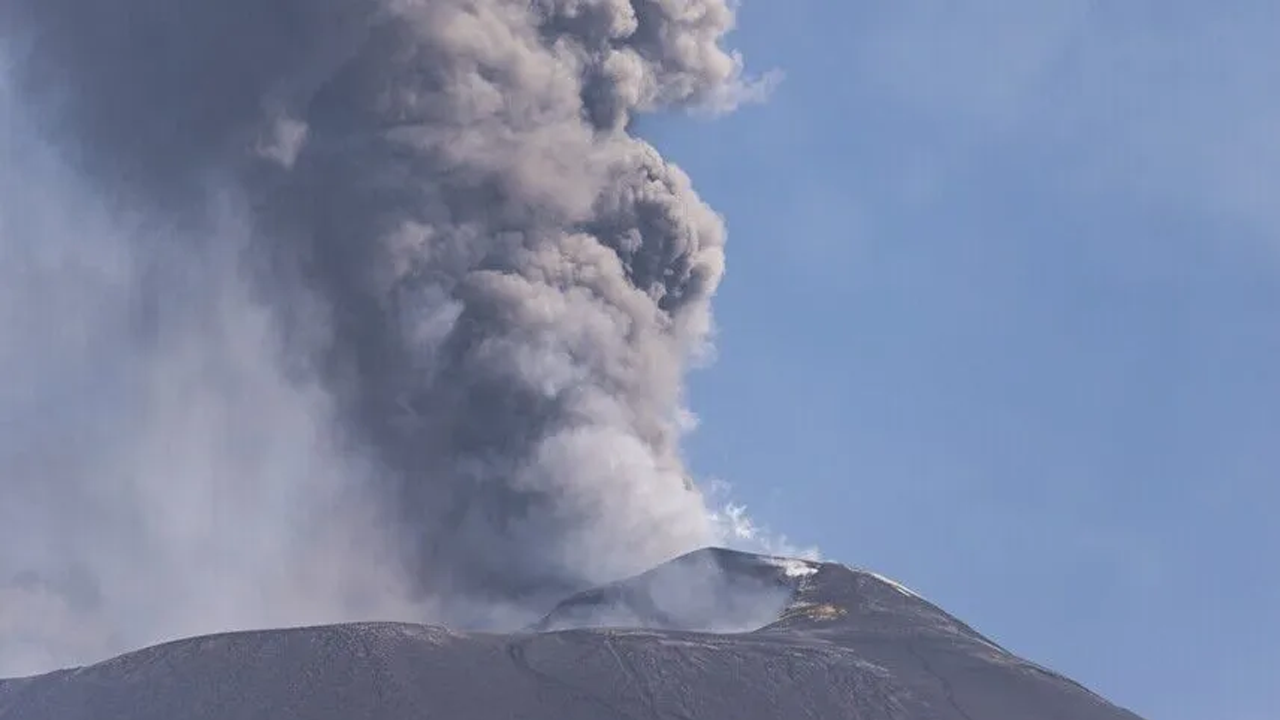 İtalya'da Etna Yanardağı'nın kül püskürtmesi hava ulaşımını olumsuz etkiledi
