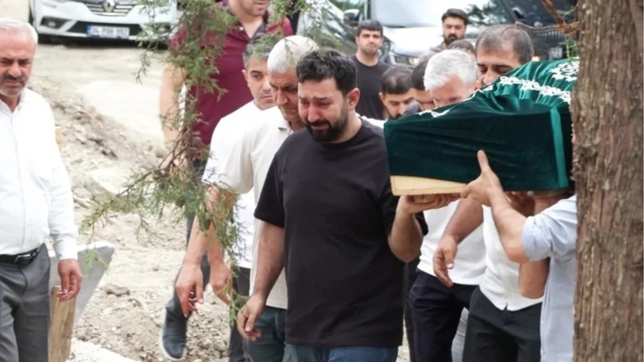 İstanbul'daki faciada can vermişti! 12 yaşındaki Yüsra toprağa verildi, yakınları gözyaşlarına boğuldu