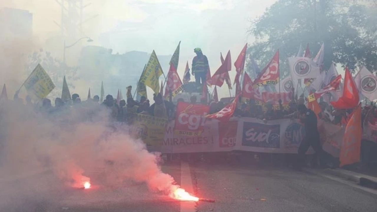 Fransa'da sokaklar karıştı! Halk ayaklandı: Grev başladı