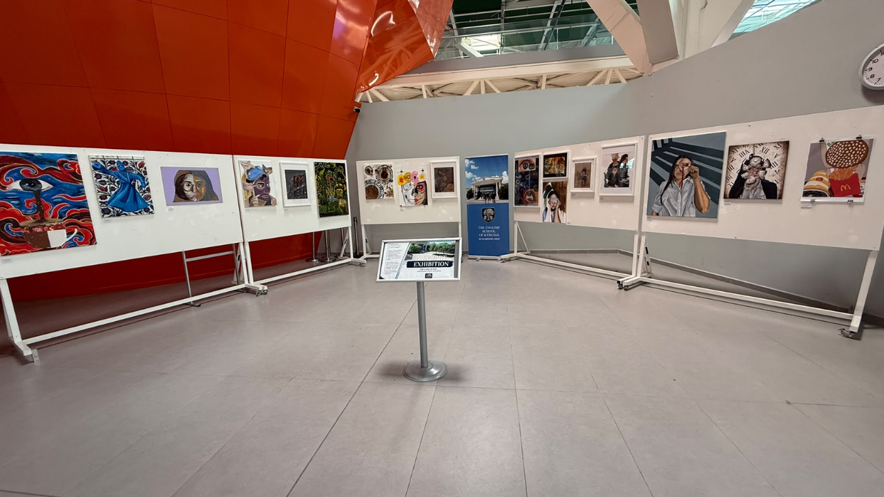 ESK Öğrencilerinin A-Level Sanat Sergisi Ercan Havalimanı’nda Açıldı