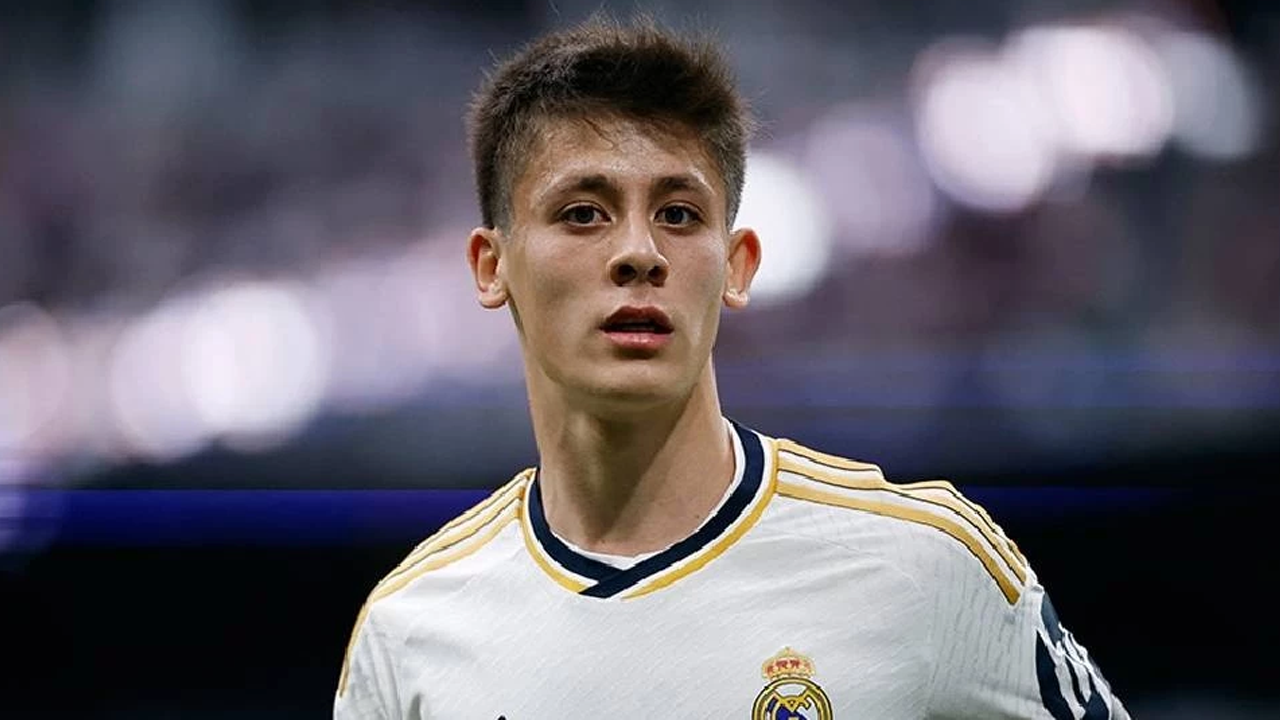 Real Madrid'de eylül ayının oyuncusu seçilen Arda Güler, ödülünü aldı